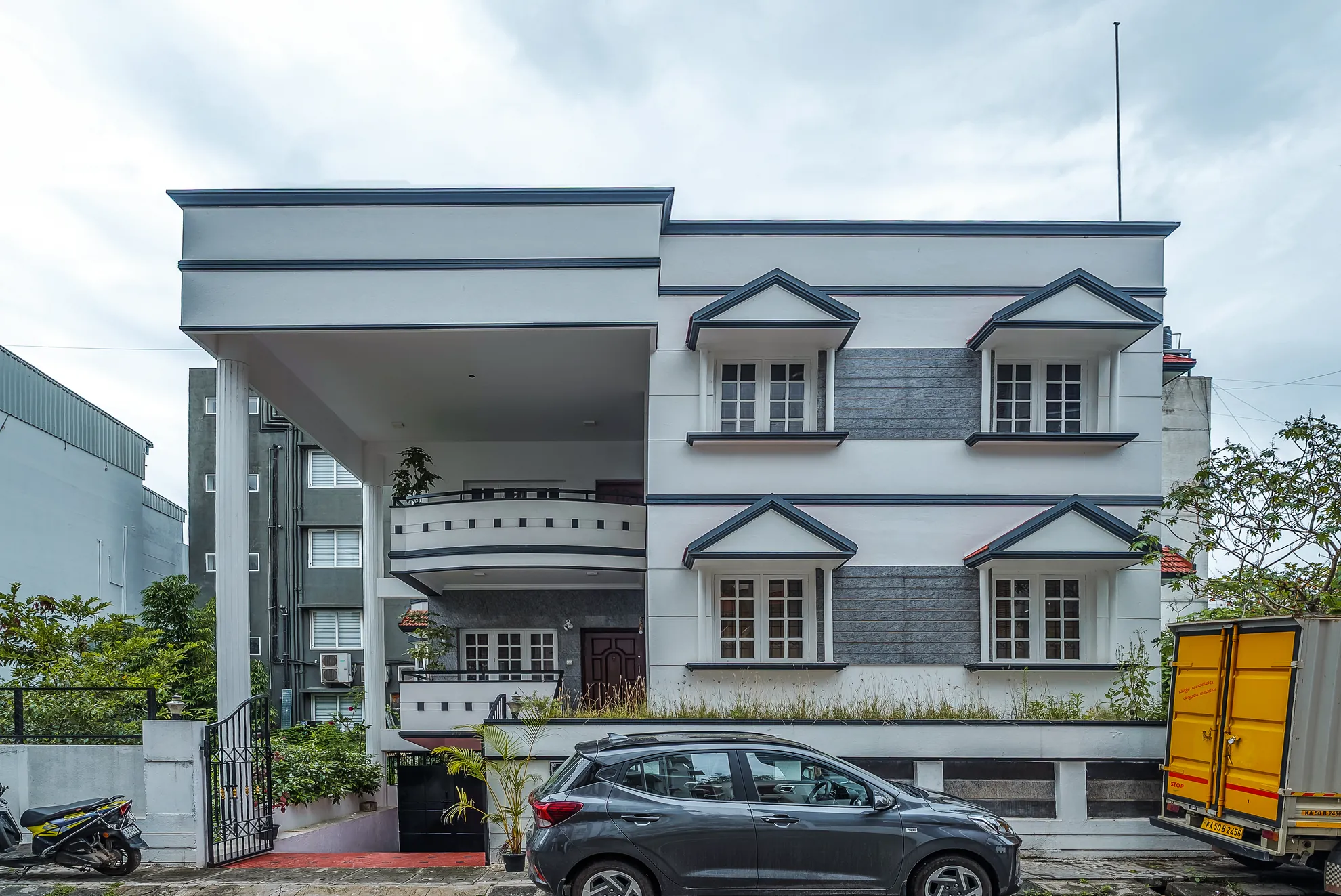 001-Vanta_Grove-Entrance_and_Parking_kzaiy7.webp